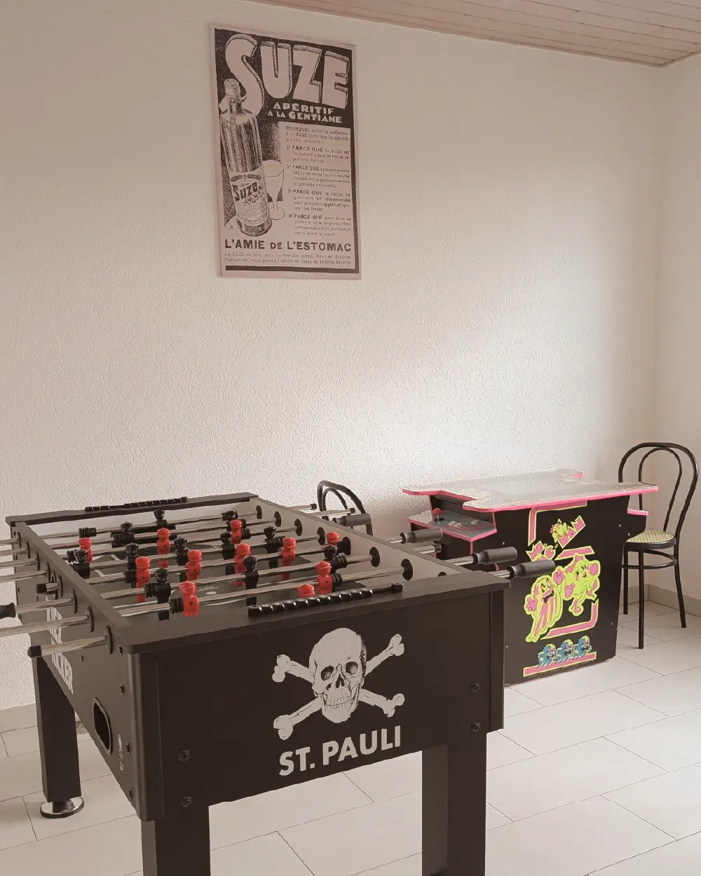 Afterworks et apéros sont possibles dans cette salle de jeux dans le restaurant à Delley-Portalban.