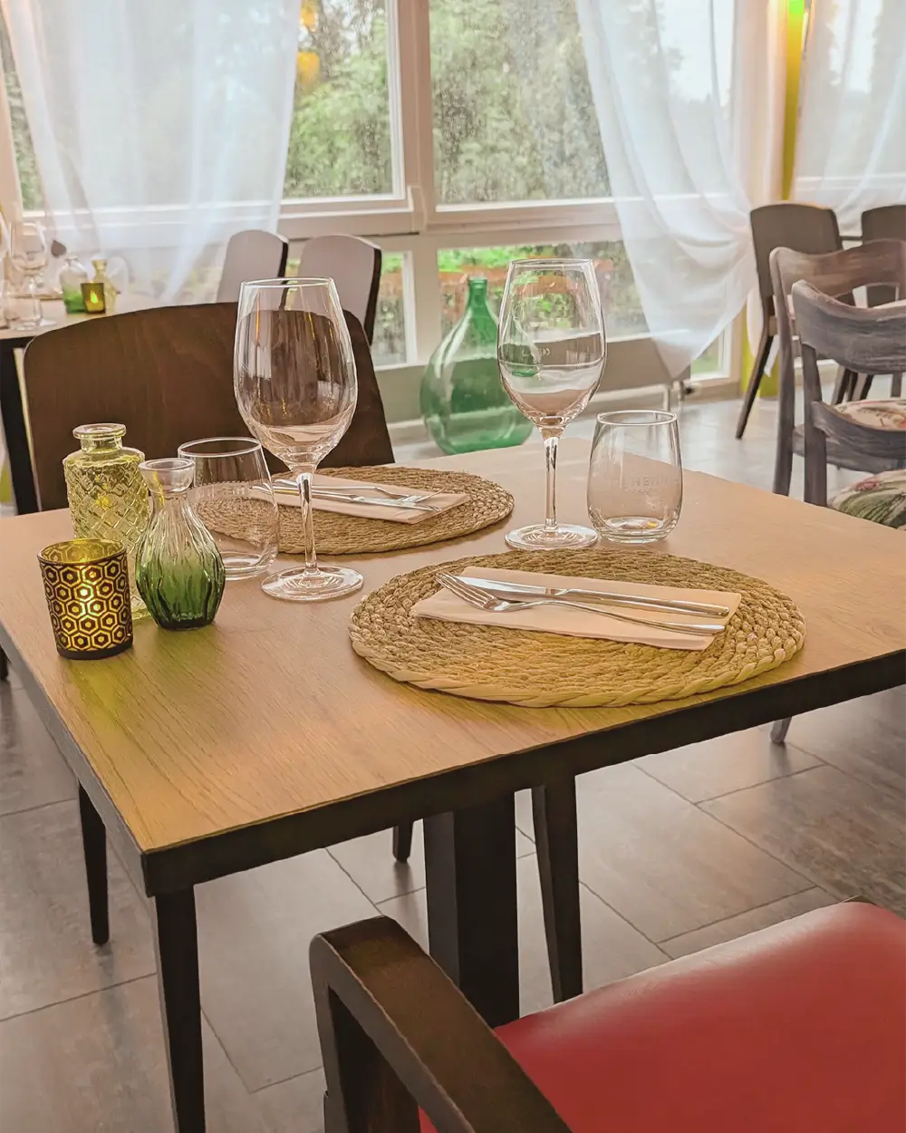 Table pour 2 personnes pour un repas en amoureux dans un restaurant cosy et convivial. Idéal pour une sortie en couple.