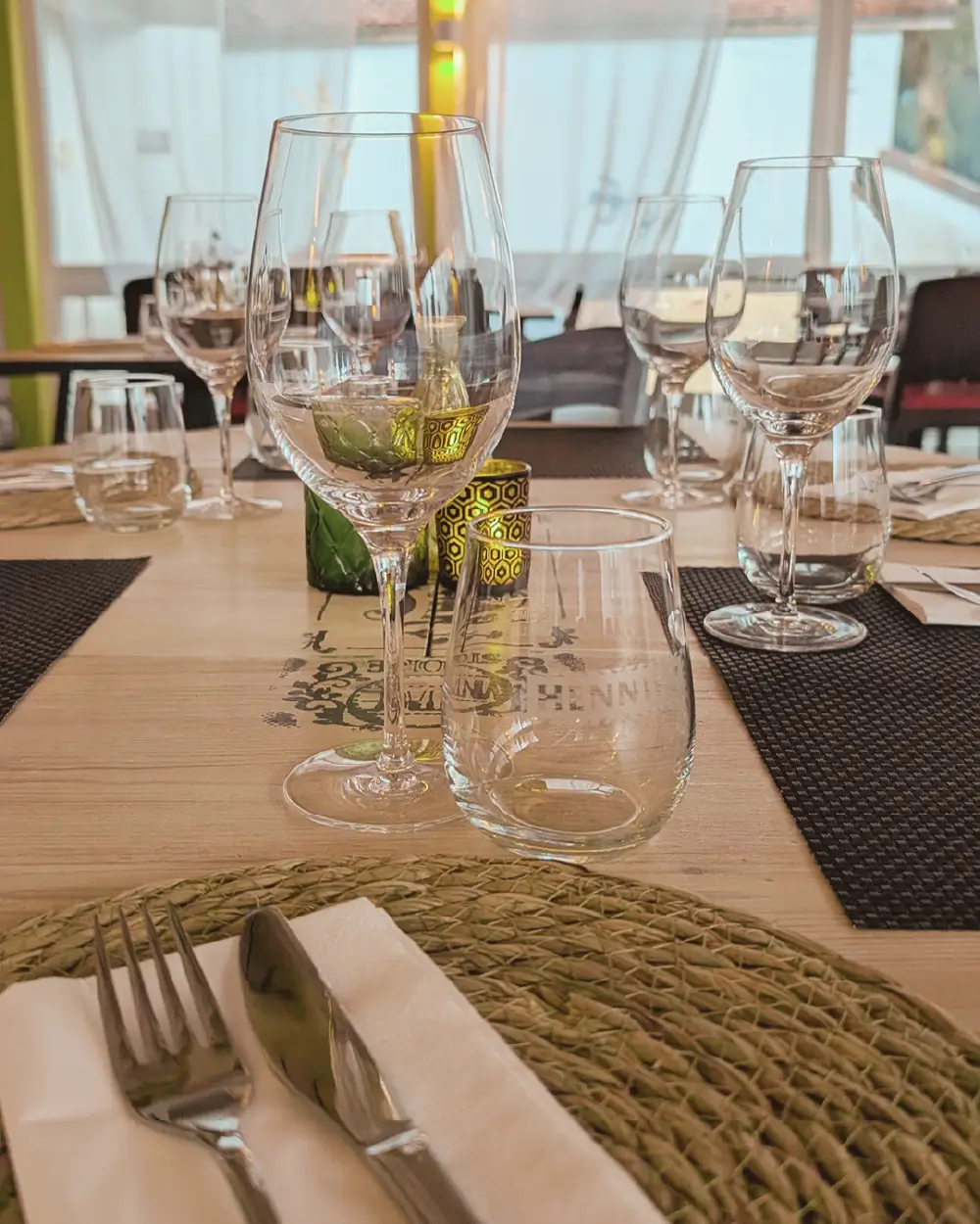 Salle à manger dans un restaurant dans la Broye fribourgeoise parfait pour un repas entre amis ou en famille