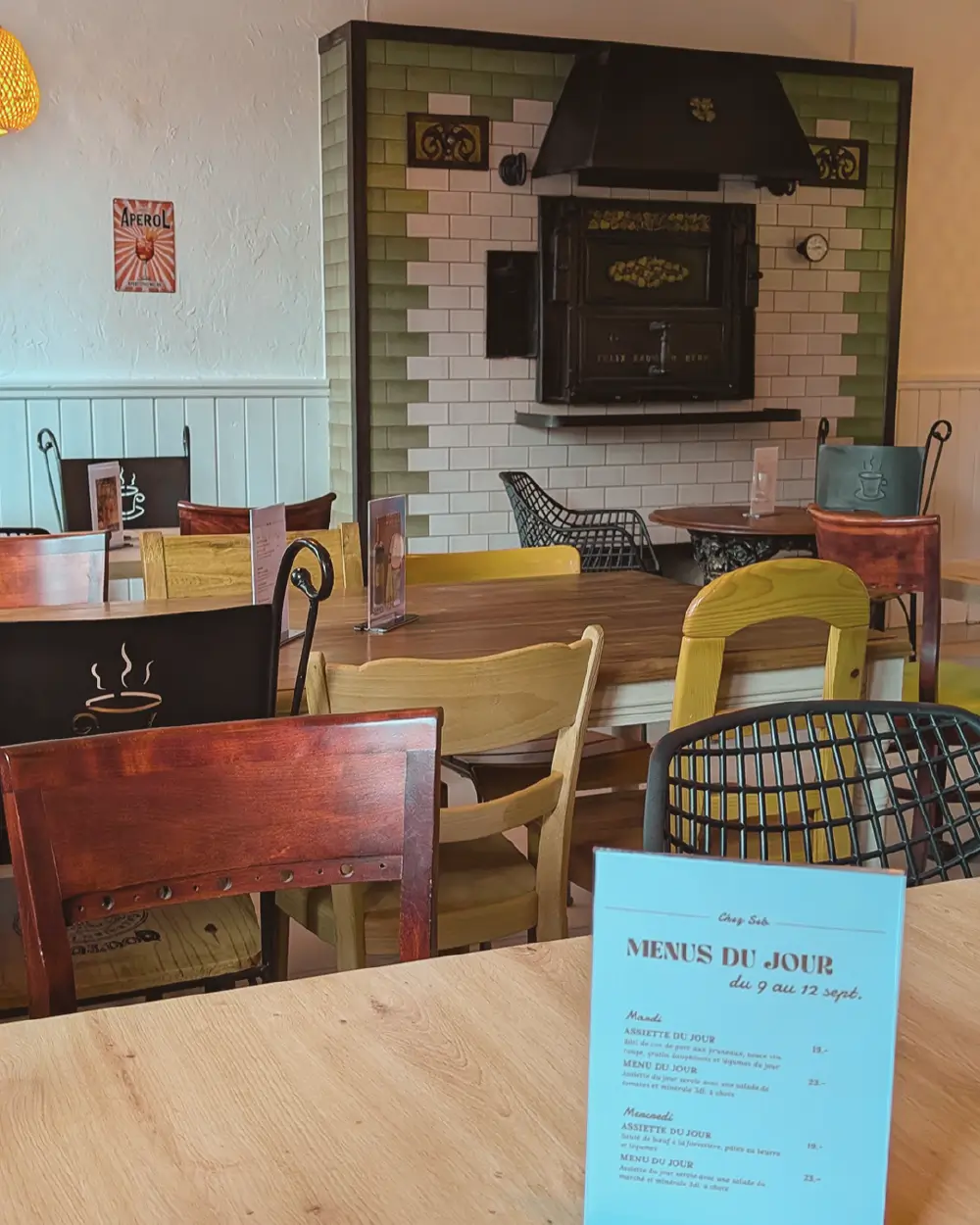 Salle bistrot pour les employés, ouvriers et artisans qui souhaitent venir manger un menu du jour copieux et pas cher