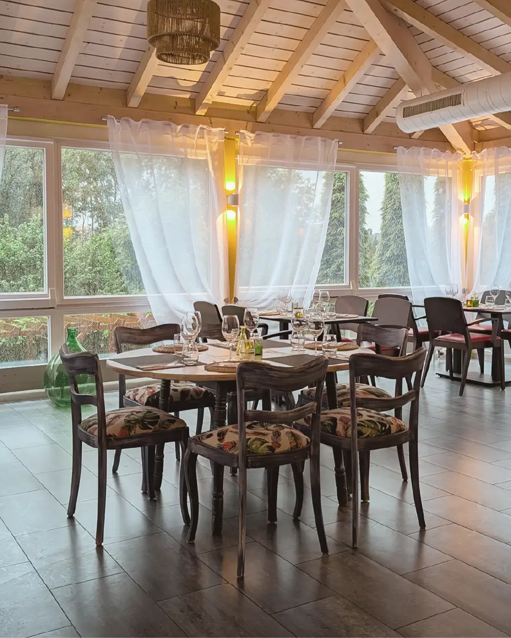 Salle à manger du restaurant du vieux four - parfait pour un diner ou un souper chaleureux et gourmand