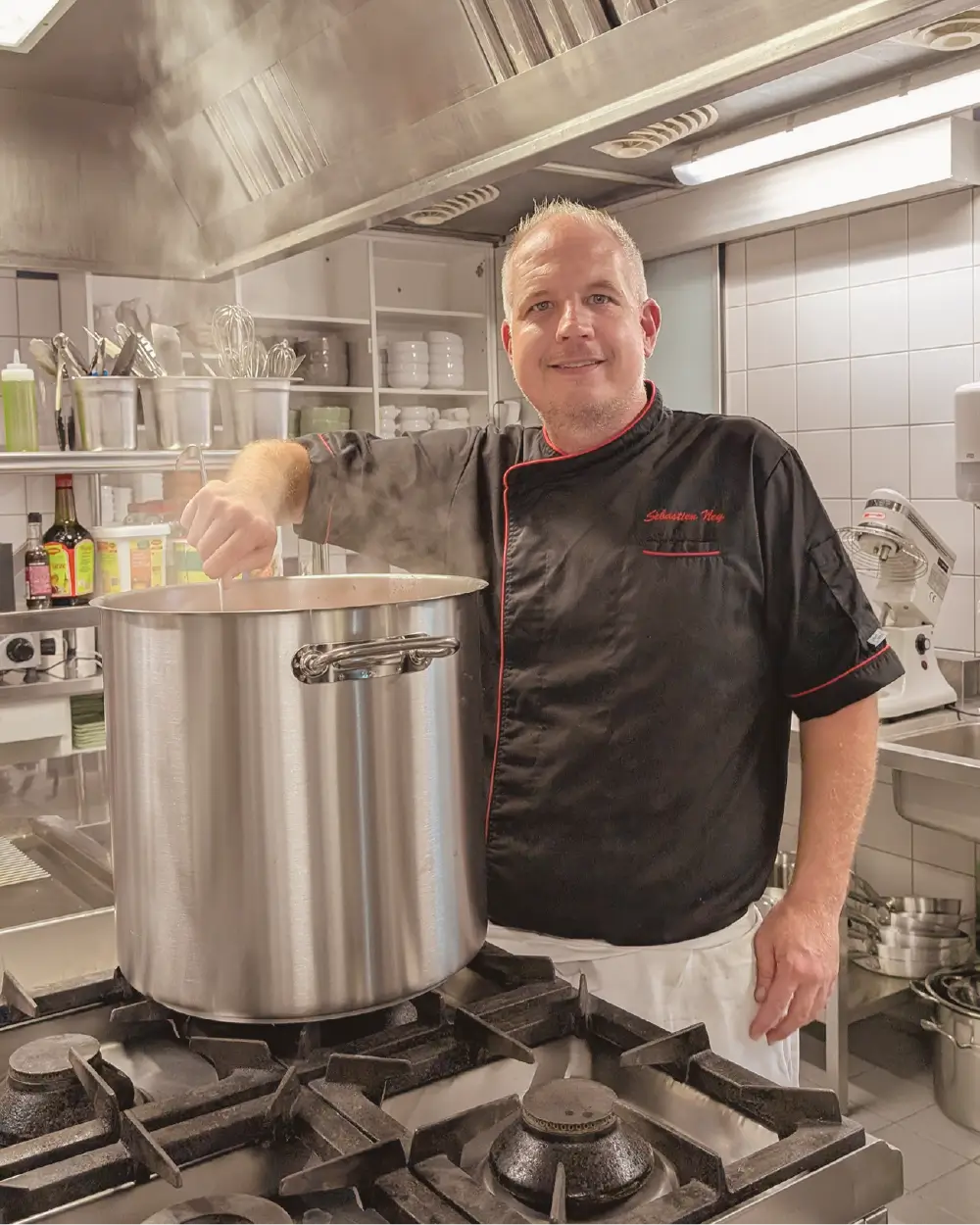 Le chef dans la cuisine du restaurant à Delley-Portalban