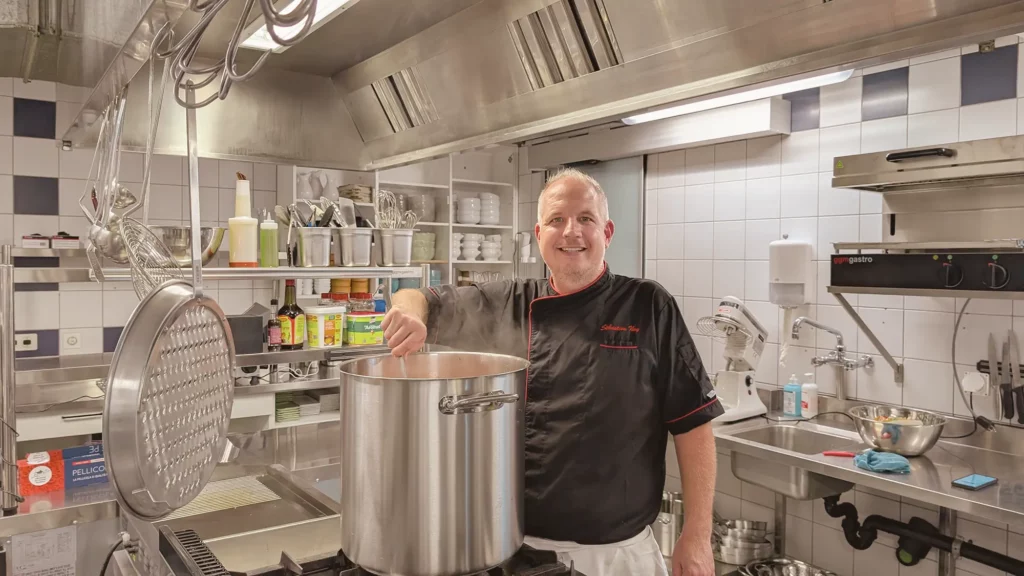 Le chef Sébastien Ney cuisine un délicieux repas pour le souper